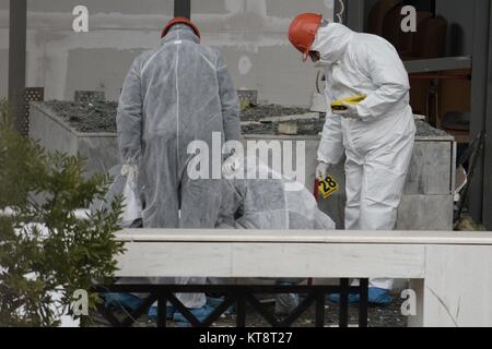 Athènes, Grèce. Dec 22, 2017. Expert de la police grecque vu rechercher des éléments de preuve à la Cour d'appel d'Athènes. Une bombe a explosé tôt vendredi à cour d'appel d'Athènes, la police a dit que c'était un ''bombÂ minuterie puissant Â" que la police actuellement, toujours à la recherche de preuves. Credit : Giorgos Zachos/SOPA/ZUMA/Alamy Fil Live News Banque D'Images