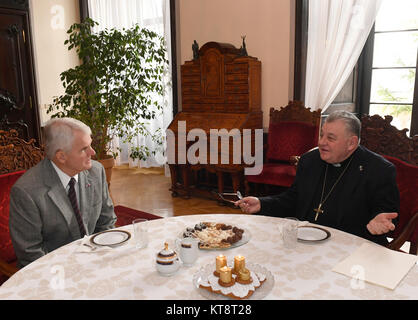 Prague, République tchèque. Dec 22, 2017. Le Cardinal Archevêque de Prague Dominik Duka, droite, rencontre Stephen B. King, nouvel ambassadeur des États-Unis en République tchèque, à Prague, en République tchèque, le vendredi, Décembre 22, 2017. Photo : CTK Michal Krumphanzl/Photo/Alamy Live News Banque D'Images