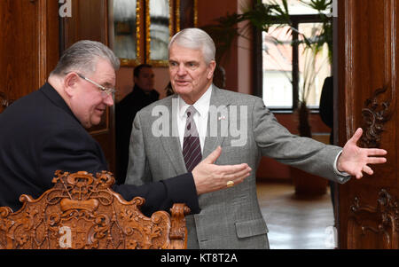 Prague, République tchèque. Dec 22, 2017. Le Cardinal Archevêque de Prague Dominik Duka, gauche, répond à Stephen B. King, nouvel ambassadeur des États-Unis en République tchèque, à Prague, en République tchèque, le vendredi, Décembre 22, 2017. Photo : CTK Michal Krumphanzl/Photo/Alamy Live News Banque D'Images