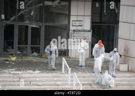 Athènes, Grèce. Dec 22, 2017. Expert de la police grecque vu rechercher des éléments de preuve à la Cour d'appel d'Athènes. Une bombe a explosé tôt vendredi à cour d'appel d'Athènes, la police a dit que c'était un ''bombÂ minuterie puissant Â" que la police actuellement, toujours à la recherche de preuves. Credit : Giorgos Zachos/SOPA/ZUMA/Alamy Fil Live News Banque D'Images