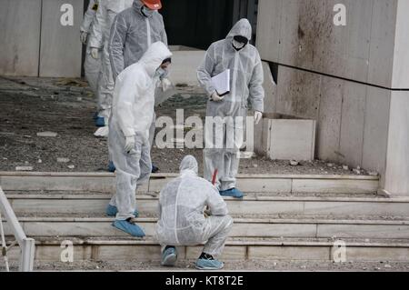 Athènes, Grèce. Dec 22, 2017. Expert de la police grecque vu rechercher des éléments de preuve à la Cour d'appel d'Athènes. Une bombe a explosé tôt vendredi à cour d'appel d'Athènes, la police a dit que c'était un ''bombÂ minuterie puissant Â" que la police actuellement, toujours à la recherche de preuves. Credit : Giorgos Zachos/SOPA/ZUMA/Alamy Fil Live News Banque D'Images