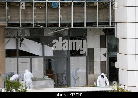 Athènes, Grèce. Dec 22, 2017. Les experts de la police recherche de preuves sur le site d'une explosion à l'extérieur de la Cour d'appel d'Athènes à Athènes, Grèce, le 22 décembre 2017. Une bombe a explosé près de la Cour d'appel d'Athènes début vendredi, de blesser personne mais causant des dommages matériels. Credit : Marios Lolos/Xinhua/Alamy Live News Banque D'Images