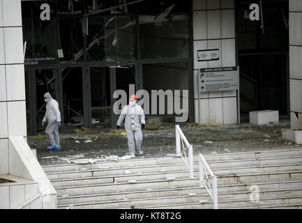 Athènes, Grèce. Dec 22, 2017. Les experts de la police recherche de preuves sur le site d'une explosion à l'extérieur de la Cour d'appel d'Athènes à Athènes, Grèce, le 22 décembre 2017. Une bombe a explosé près de la Cour d'appel d'Athènes début vendredi, de blesser personne mais causant des dommages matériels. Credit : Marios Lolos/Xinhua/Alamy Live News Banque D'Images