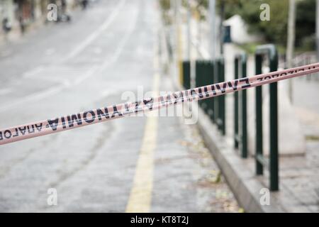 Athènes, Grèce. Dec 22, 2017. Une bande de police vu sur le site de l'explosion. Une bombe a explosé tôt vendredi à cour d'appel d'Athènes, la police a dit que c'était un ''bombÂ minuterie puissant Â" que la police actuellement, toujours à la recherche de preuves. Credit : Giorgos Zachos/SOPA/ZUMA/Alamy Fil Live News Banque D'Images