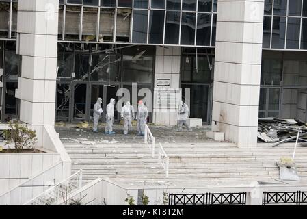 Athènes, Grèce. Dec 22, 2017. Expert de la police grecque vu rechercher des éléments de preuve à la Cour d'appel d'Athènes. Une bombe a explosé tôt vendredi à cour d'appel d'Athènes, la police a dit que c'était un ''bombÂ minuterie puissant Â" que la police actuellement, toujours à la recherche de preuves. Credit : Giorgos Zachos/SOPA/ZUMA/Alamy Fil Live News Banque D'Images