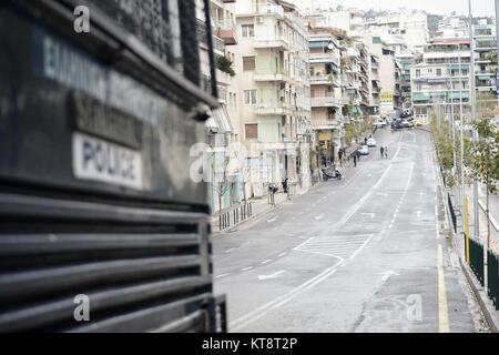 Athènes, Grèce. Dec 22, 2017. Un camion de police vu près de l'emplacement de l'explosion. Une bombe a explosé tôt vendredi à cour d'appel d'Athènes, la police a dit que c'était un ''bombÂ minuterie puissant Â" que la police actuellement, toujours à la recherche de preuves. Credit : Giorgos Zachos/SOPA/ZUMA/Alamy Fil Live News Banque D'Images