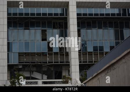 Athènes, Grèce. Dec 22, 2017. Broken windows vu à la Cour d'appel à Athènes après l'explosion. Une bombe a explosé tôt vendredi à cour d'appel d'Athènes, la police a dit que c'était un ''bombÂ minuterie puissant Â" que la police actuellement, toujours à la recherche de preuves. Credit : Giorgos Zachos/SOPA/ZUMA/Alamy Fil Live News Banque D'Images