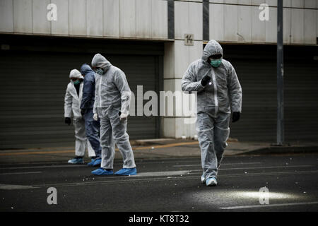 Athènes, Grèce. Dec 22, 2017. Les experts de la police recherche de preuves sur le site d'une explosion à l'extérieur de la Cour d'appel d'Athènes à Athènes, Grèce, le 22 décembre 2017. Une bombe a explosé près de la Cour d'appel d'Athènes début vendredi, de blesser personne mais causant des dommages matériels. Credit : Marios Lolos/Xinhua/Alamy Live News Banque D'Images