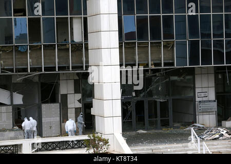 Athènes, Grèce. Dec 22, 2017. Les experts de la police recherche de preuves sur le site d'une explosion à l'extérieur de la Cour d'appel d'Athènes à Athènes, Grèce, le 22 décembre 2017. Une bombe a explosé près de la Cour d'appel d'Athènes début vendredi, de blesser personne mais causant des dommages matériels. Credit : Marios Lolos/Xinhua/Alamy Live News Banque D'Images