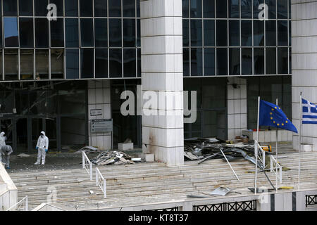 Athènes, Grèce. Dec 22, 2017. Les experts de la police recherche de preuves sur le site d'une explosion à l'extérieur de la Cour d'appel d'Athènes à Athènes, Grèce, le 22 décembre 2017. Une bombe a explosé près de la Cour d'appel d'Athènes début vendredi, de blesser personne mais causant des dommages matériels. Credit : Marios Lolos/Xinhua/Alamy Live News Banque D'Images