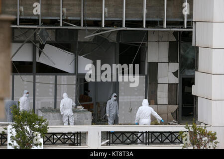 Athènes, Grèce. Dec 22, 2017. Les experts de la police recherche de preuves sur le site d'une explosion à l'extérieur de la Cour d'appel d'Athènes à Athènes, Grèce, le 22 décembre 2017. Une bombe a explosé près de la Cour d'appel d'Athènes début vendredi, de blesser personne mais causant des dommages matériels. Credit : Marios Lolos/Xinhua/Alamy Live News Banque D'Images