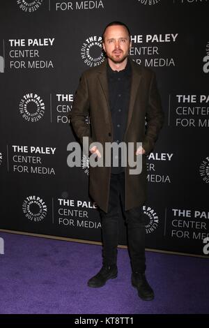 Los Angeles, CA. Dec 21, 2017. Aaron Paul devant le hall des arrivées pour le Paley Center for Media présente : LE CHEMIN Saison 3 Premiere, le Paley Center for Media, Los Angeles, CA, 21 décembre 2017. Credit : Priscilla Grant/Everett Collection/Alamy Live News Banque D'Images