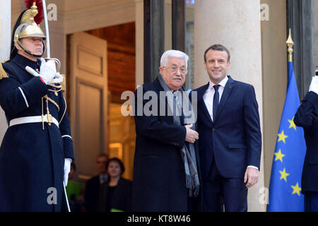 Paris, Paris, France. 15 juillet, 2013. Le président français, Emmanuel Macron rencontre avec le président palestinien Mahmoud Abbas à l'Elysée à Paris, France, le 22 décembre 2017 Crédit : Thaer Ganaim Images/APA/ZUMA/Alamy Fil Live News Banque D'Images