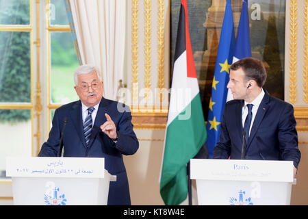 Paris, Paris, France. 15 juillet, 2013. Le président français, Emmanuel Macron et le président palestinien Mahmoud Abbas, fournir une déclaration à la presse après une réunion à l'Elysée à Paris, France, le 22 décembre 2017 Crédit : Thaer Ganaim Images/APA/ZUMA/Alamy Fil Live News Banque D'Images