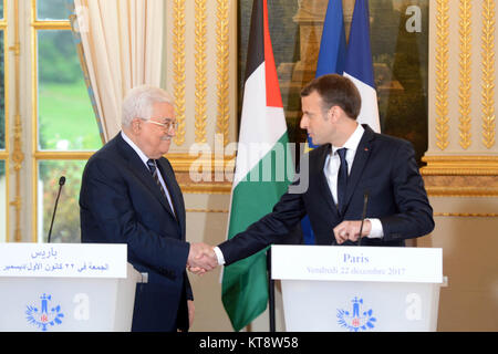 Paris, Paris, France. 15 juillet, 2013. Le président français, Emmanuel Macron et le président palestinien Mahmoud Abbas, fournir une déclaration à la presse après une réunion à l'Elysée à Paris, France, le 22 décembre 2017 Crédit : Thaer Ganaim Images/APA/ZUMA/Alamy Fil Live News Banque D'Images