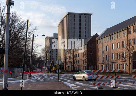 L'Université du Nebraska, USA . 22 Décembre, 2017. L'Cather et Pound Résidences universitaires sur l'University of Nebraska - Lincoln city campus tomber dans un nuage de poussière lors de leur implosion contrôlée. Credit : LorenRyePhoto/Alamy Live News Banque D'Images