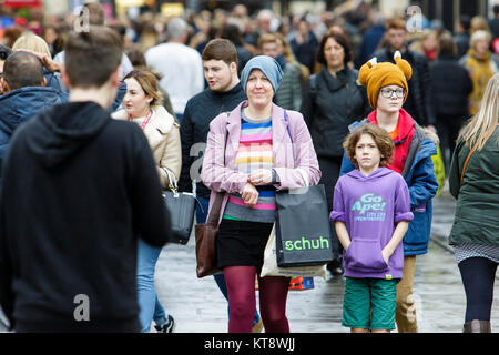 Bath, Royaume-Uni. Dec 22, 2017. Avec seulement trois jours avant le jour de Noël la foule d'acheteurs faisant shopping de dernière minute sont illustrés dans la baignoire. De nombreux magasins ont essayé d'attirer des clients par leurs ventes à partir tôt. Credit : lynchpics/Alamy Live News Banque D'Images