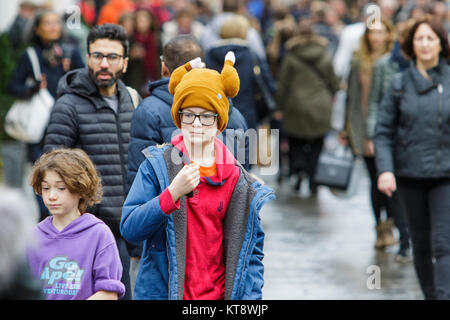 Bath, Royaume-Uni. Dec 22, 2017. Avec seulement trois jours avant le jour de Noël la foule d'acheteurs faisant shopping de dernière minute sont illustrés dans la baignoire. De nombreux magasins ont essayé d'attirer des clients par leurs ventes à partir tôt. Credit : lynchpics/Alamy Live News Banque D'Images