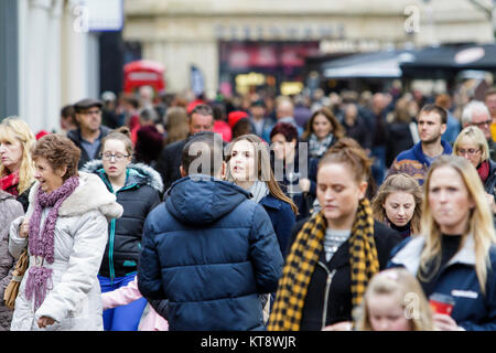 Bath, Royaume-Uni. Dec 22, 2017. Avec seulement trois jours avant le jour de Noël la foule d'acheteurs faisant shopping de dernière minute sont illustrés dans la baignoire. De nombreux magasins ont essayé d'attirer des clients par leurs ventes à partir tôt. Credit : lynchpics/Alamy Live News Banque D'Images