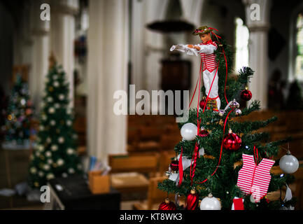 Thaxted Morris Men Arbre de Noël dans l'Église Thaxted, Essex, Angleterre, Royaume-Uni. 22 Décembre 2017Un Thaxted Morris Dancing doll tops La Thaxted Morris Dancers Arbre de Noël l'un des nombreux arbres de Noël en Thaxted Church dans le cadre du Festival de l'arbre de Noël lorsque des sociétés locales afficher arbres décorés dans le style de leurs groupes respectifs. Crédit : BRIAN HARRIS/Alamy Live News Banque D'Images