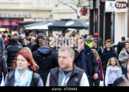 Bath, Royaume-Uni. Dec 22, 2017. Avec seulement trois jours avant le jour de Noël la foule d'acheteurs faisant shopping de dernière minute sont illustrés dans la baignoire. De nombreux magasins ont essayé d'attirer des clients par leurs ventes à partir tôt. Credit : lynchpics/Alamy Live News Banque D'Images