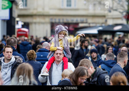 Bath, Royaume-Uni. Dec 22, 2017. Avec seulement trois jours avant le jour de Noël la foule d'acheteurs faisant shopping de dernière minute sont illustrés dans la baignoire. De nombreux magasins ont essayé d'attirer des clients par leurs ventes à partir tôt. Credit : lynchpics/Alamy Live News Banque D'Images