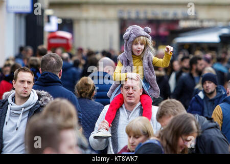 Bath, Royaume-Uni. Dec 22, 2017. Avec seulement trois jours avant le jour de Noël la foule d'acheteurs faisant shopping de dernière minute sont illustrés dans la baignoire. De nombreux magasins ont essayé d'attirer des clients par leurs ventes à partir tôt. Credit : lynchpics/Alamy Live News Banque D'Images