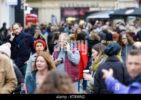 Bath, Royaume-Uni. Dec 22, 2017. Avec seulement trois jours avant le jour de Noël la foule d'acheteurs faisant shopping de dernière minute sont illustrés dans la baignoire. De nombreux magasins ont essayé d'attirer des clients par leurs ventes à partir tôt. Credit : lynchpics/Alamy Live News Banque D'Images