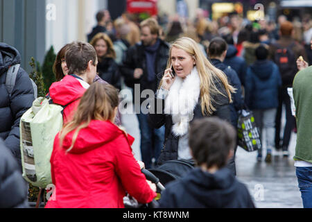 Bath, Royaume-Uni. Dec 22, 2017. Avec seulement trois jours avant le jour de Noël la foule d'acheteurs faisant shopping de dernière minute sont illustrés dans la baignoire. De nombreux magasins ont essayé d'attirer des clients par leurs ventes à partir tôt. Credit : lynchpics/Alamy Live News Banque D'Images