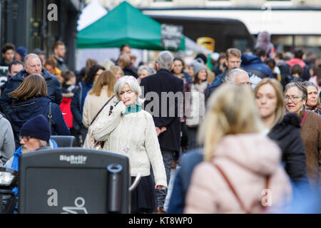 Bath, Royaume-Uni. Dec 22, 2017. Avec seulement trois jours avant le jour de Noël la foule d'acheteurs faisant shopping de dernière minute sont illustrés dans la baignoire. De nombreux magasins ont essayé d'attirer des clients par leurs ventes à partir tôt. Credit : lynchpics/Alamy Live News Banque D'Images