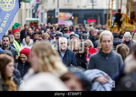 Bath, Royaume-Uni. Dec 22, 2017. Avec seulement trois jours avant le jour de Noël la foule d'acheteurs faisant shopping de dernière minute sont illustrés dans la baignoire. De nombreux magasins ont essayé d'attirer des clients par leurs ventes à partir tôt. Credit : lynchpics/Alamy Live News Banque D'Images