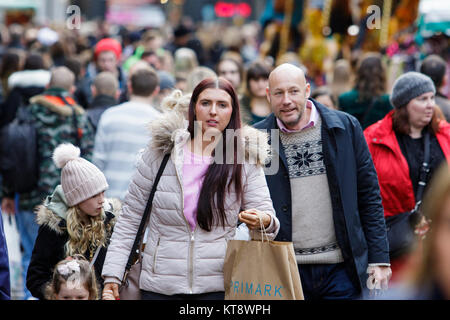 Bath, Royaume-Uni. Dec 22, 2017. Avec seulement trois jours avant le jour de Noël la foule d'acheteurs faisant shopping de dernière minute sont illustrés dans la baignoire. De nombreux magasins ont essayé d'attirer des clients par leurs ventes à partir tôt. Credit : lynchpics/Alamy Live News Banque D'Images