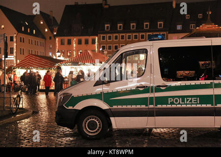 21 Décembre, 2017 - Nuremberg, Bavière, Allemagne - après l'attaque de l'an dernier sur un marché de Noël à Berlin, tous les marchés en Allemagne sont renforcées avec barrières en béton et la protection de la police. (Crédit Image : © Nicolas Muller/SOPA via Zuma sur le fil) Banque D'Images