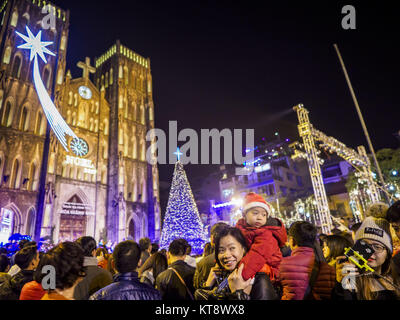 Hanoi, Hanoi, Vietnam. Dec 22, 2017. Les gens au spectacle de Noël à la cathédrale St Joseph à Hanoi. Il y a environ 5,6 millions de catholiques au Vietnam. La cathédrale a été l'un des premiers édifices construits par les Français durant l'époque coloniale et a été ouvert en 1886. C'est l'une des attractions de touristes les plus populaires dans Hanoi. Crédit : Jack Kurtz/ZUMA/Alamy Fil Live News Banque D'Images