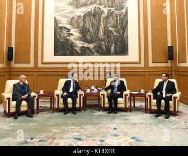 Beijing, Chine. Dec 22, 2017. Le Ministre chinois des affaires étrangères Wang Yi (2e R) Rencontre avec Ahmed Majdalani (2L) et Nabil Shaath (1re L), qui est venu à la Chine que des représentants du Président palestinien, dans le Grand Hall du Peuple à Beijing, capitale de Chine, le 22 décembre 2017. Credit : Yan Yan/Xinhua/Alamy Live News Banque D'Images
