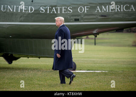 Washington, USA. Dec 22, 2017. Le président Donald Trump quitte la Maison Blanche pour Palm Beach, Floride, où il passera les vacances de Noël, le vendredi 22 décembre 2017. Crédit : Michael Candelori/Alamy Live News Banque D'Images