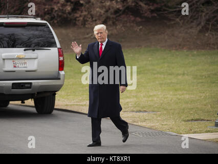 Washington, District de Columbia, Etats-Unis. Dec 22, 2017. Le président américain, Donald J. Trump quitte la Maison Blanche à Washington, DC en route Mar-a-Lago à Palm Beach FL pour ses vacances de Noël après la signature de la révision de l'impôt et de mesures budgétaires. Crédit : Chris Kleponis/CNP/ZUMA/Alamy Fil Live News Banque D'Images