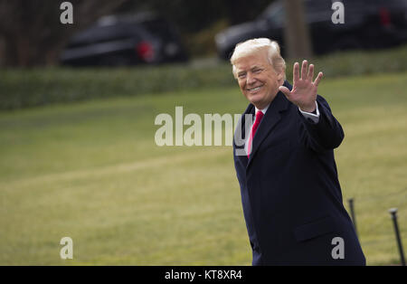 Washington, District de Columbia, Etats-Unis. Dec 22, 2017. Le président américain, Donald J. Trump quitte la Maison Blanche à Washington, DC en route Mar-a-Lago à Palm Beach FL pour ses vacances de Noël après la signature de la révision de l'impôt et de mesures budgétaires. Crédit : Chris Kleponis/CNP/ZUMA/Alamy Fil Live News Banque D'Images