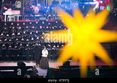 Dresde, Allemagne. Dec 22, 2017. La chanteuse américaine de jazz, Jocelyn B. Smith (avant) Comité permanent sur scène avec le Dresden Kreuzchor durant un concert au stade de DDV à Dresde, Allemagne, 22 décembre 2017. L'avènement concert a lieu pour la troisième fois. Credit : Sebastian Kahnert/dpa/Alamy Live News Banque D'Images