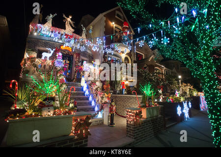 Brooklyn, New York, USA. Dec 21, 2017. Maisons dans le quartier de Brooklyn Dyker Heights sont vues éclairées avec des décorations de Noël à New York, le 21 décembre 2017. Crédit : Erik Pendzich/Alamy Live News Banque D'Images