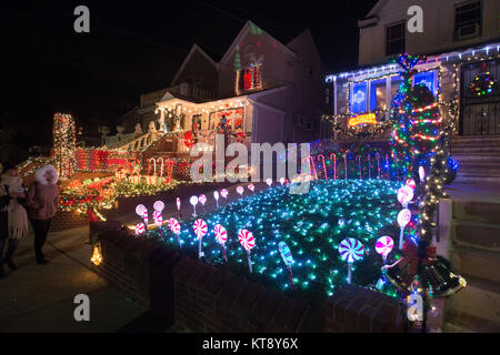 Brooklyn, New York, USA. Dec 21, 2017. Maisons dans le quartier de Brooklyn Dyker Heights sont vues éclairées avec des décorations de Noël à New York, le 21 décembre 2017. Crédit : Erik Pendzich/Alamy Live News Banque D'Images