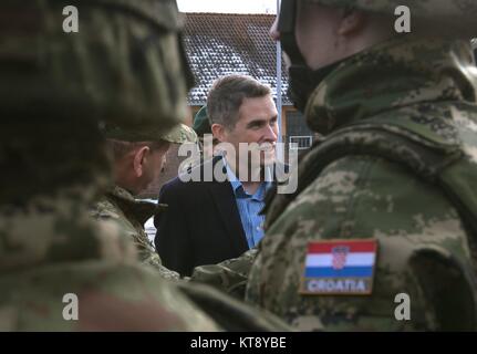 Bemowo Piskie, Pologne. Dec 22, 2017. Ministre de la Défense britannique Gavin Williamson, gauche, parle à un des soldats croates au cours d'une visite à l'OTAN de troupes de combat Group Pologne 22 décembre 2017 dans Bemowo Piskie, Pologne. Credit : Planetpix/Alamy Live News Banque D'Images