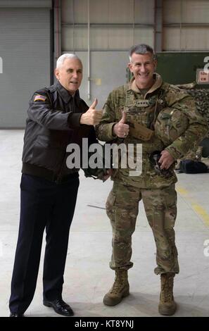 Bagram, en Afghanistan. Dec 21, 2017. Le Vice-président américain Mike Pence et le général John Nicholson, commandant des forces américaines en Afghanistan, droit, donne un coup de pouce lors d'une visite à Noël la base aérienne de Bagram, le 21 décembre 2017 à Bagram, en Afghanistan. Pence a montré son soutien pour le gouvernement afghan et a mis en garde le Pakistan voisin de cesser d'héberger des groupes militants. Credit : Planetpix/Alamy Live News Banque D'Images