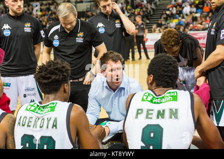 Boîte de cuivre Arena, London, 22 déc 2017. Entraîneur Raiders Amour parle à son équipe grâce à la stratégie. Les tensions exacerbées dans la British Basketball League match entre l'équipe d'accueil Lions Londres et Plymouth vous Raiders. Les Lions gagner 95-67. Credit : Imageplotter News et Sports/Alamy Live News Banque D'Images