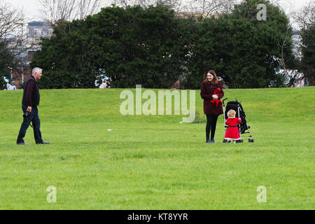 L'ouest de Londres, Royaume-Uni. Dec 22, 2017. Les gens dehors et environ dans un parc à l'ouest de Londres sur un ciel nuageux mais chaud dans la capitale. Credit : Dinendra Haria/Alamy Live News Banque D'Images