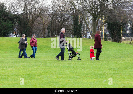 L'ouest de Londres, Royaume-Uni. Dec 22, 2017. Les gens dehors et environ dans un parc à l'ouest de Londres sur un ciel nuageux mais chaud dans la capitale. Credit : Dinendra Haria/Alamy Live News Banque D'Images