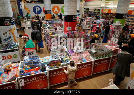 New York, USA. Dec 22, 2017. Les acheteurs de Noël la foule emplacement Toys R Us de Times Square à New York, le vendredi, Décembre 22, 2017, 2017. À partir de 6h le vendredi tous les magasins Toys R Us restera ouvert de 63 heures à 21h00 Clôture de la veille de Noël. ( © Richard B. Levine) Crédit : Richard Levine/Alamy Live News Banque D'Images