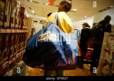 New York, USA. Dec 22, 2017. Les acheteurs de Noël la foule emplacement Toys R Us de Times Square à New York, le vendredi, Décembre 22, 2017, 2017. À partir de 6h le vendredi tous les magasins Toys R Us restera ouvert de 63 heures à 21h00 Clôture de la veille de Noël. ( © Richard B. Levine) Crédit : Richard Levine/Alamy Live News Banque D'Images