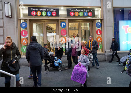 New York, USA. Dec 22, 2017. Les acheteurs de Noël à l'extérieur de l'emplacement de Toys R Us de Times Square à New York, le vendredi, Décembre 22, 2017, 2017. À partir de 6h le vendredi tous les magasins Toys R Us restera ouvert de 63 heures à 21h00 Clôture de la veille de Noël. ( © Richard B. Levine) Crédit : Richard Levine/Alamy Live News Banque D'Images