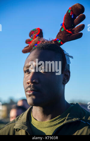 Oceanside, États-Unis. Dec 22, 2017. Le sergent des Marines des États-Unis. Shahid Jordanie 18-23, sur sa tête, se prépare pour les vacances de Noël annuel de l'exécution du bataillon au Camp Pendleton, 22 décembre 2017 à Oceanside, en Californie. Credit : Planetpix/Alamy Live News Banque D'Images